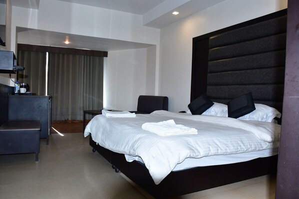 奢华双人房或双床房, 阳台, 山景 | 免费 WiFi