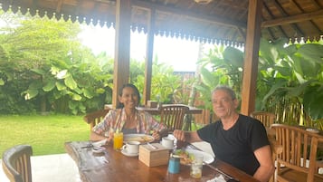 Petit déjeuner (50000 IDR par personne)