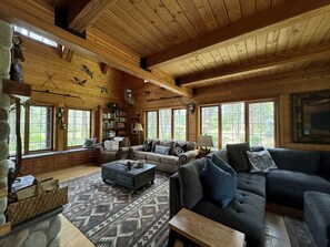 Smart TV, fireplace - Riverside Cabin in Cle Elum.  Pet Friendly! (Cle Elum)