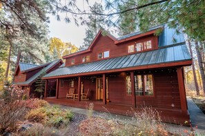 Exterior - Riverside Cabin in Cle Elum.  Pet Friendly! (Cle Elum)