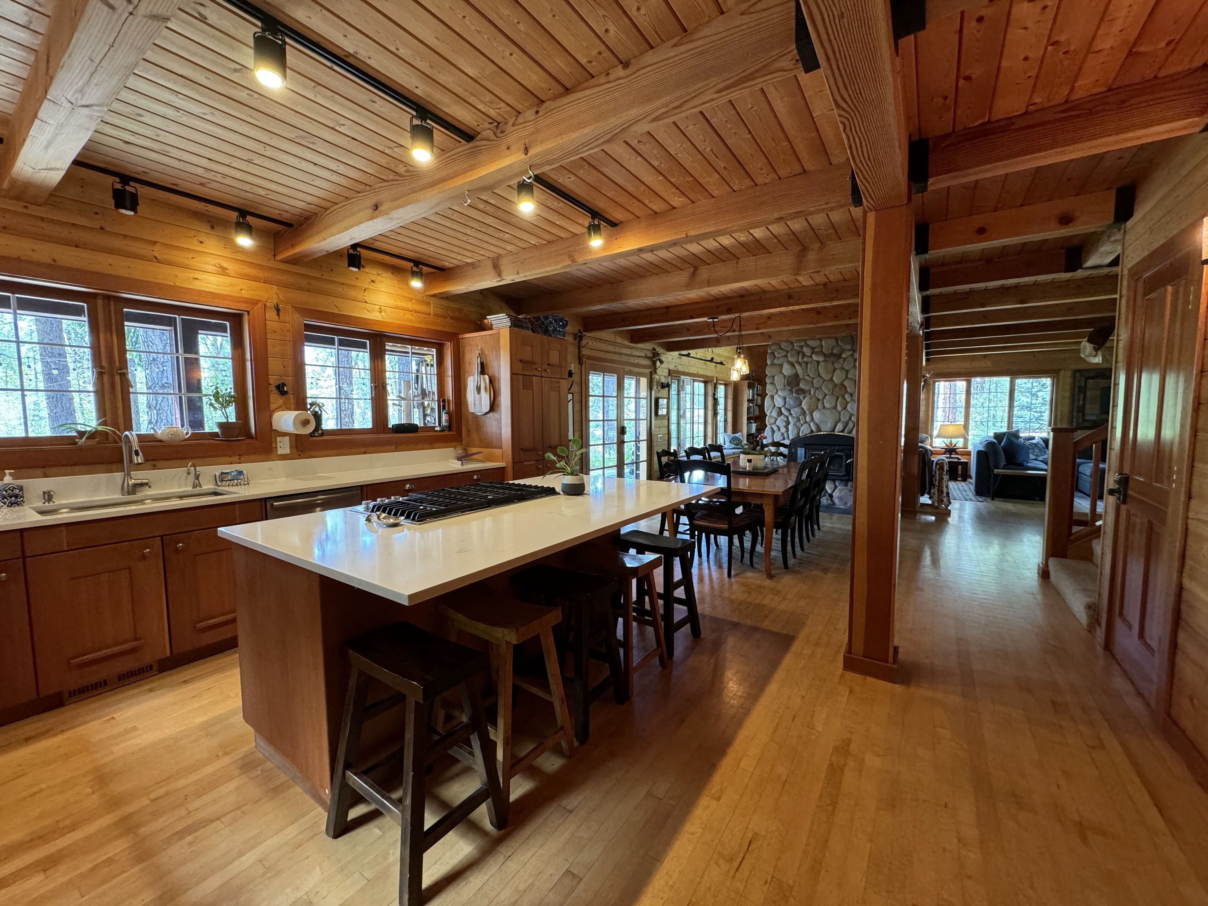 Mikroaaltouuni, uuni, liesi, astianpesukone