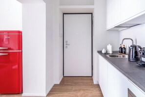 Frigorífico, microondas, horno y placa de cocina