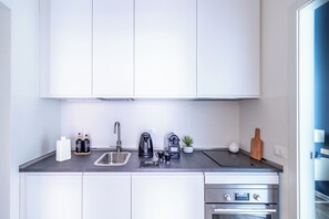 Frigorifero, microonde, forno, piano cottura