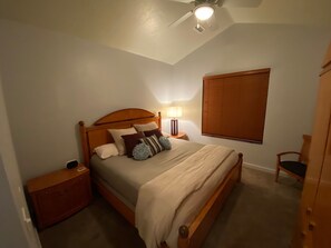 2 habitaciones, escritorio, tabla de planchar con plancha y wifi gratis 