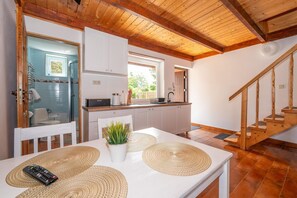 Frigorífico, placa de cocina, trona infantil y mesa de comedor