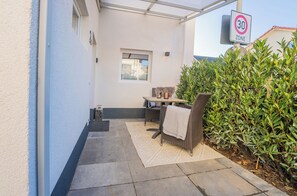 Outdoor dining - Marisol Design Apartment with private parking space (Solingen)