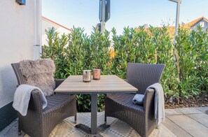 Outdoor dining - Marisol Design Apartment with private parking space (Solingen)