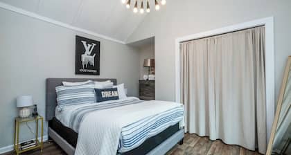 Three Oaks Unit Steps To Downtown! 2 Night Summer Min!