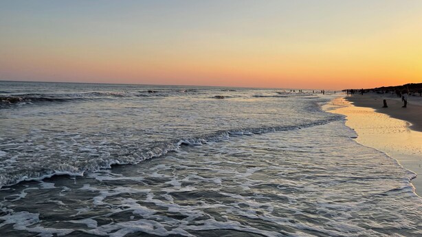 A beach with waves at sunset. - Beautiful Forest Beach Villas couple's retreat. 5 min walk to Coligny Beach (Hilton Head Island)