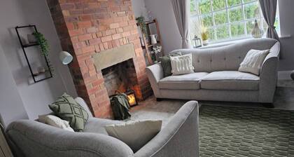 The Sweetbriar Cottage3 Bedroom House in Leeds