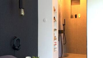 Douche, sĂšche-cheveux, savon, papier toilette
