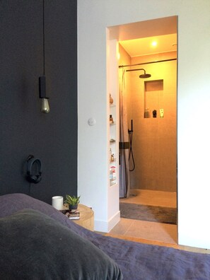 Douche, sèche-cheveux, savon, papier toilette