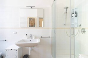 Dusche, Haartrockner, Bidet, Handtücher