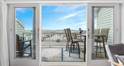 NEW: Spacious 4-BR townhome with marina & bay views, pool and easy beach access.