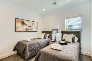 3 bedrooms, desk, iron/ironing board, free WiFi