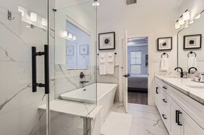 Hair dryer, towels, soap, shampoo - Charming 3-Bedroom, 3.5 Bath House in Very Nice Location in Houston (Houston)