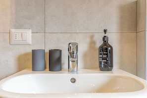 Shower, hair dryer, bidet, towels - Modern and welcoming apartment on Lake Como (Como)