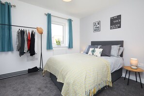 Deluxe huis, 3 slaapkamers, keuken, uitzicht op de stad | Een laptopwerkplek, verduisterende gordijnen