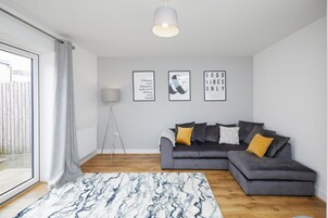 Deluxe House, 3 Bedrooms, Kitchen, City View | Living room