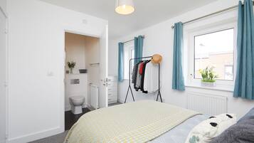 Deluxe House, 3 Bedrooms, Kitchen, City View | Ruang kerja komputer riba, langsir/tirai gelap terus