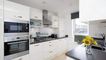 Rumah Deluks, 3 kamar tidur, dapur, pemandangan kota | Dapur pribadi | Lemari es besar, microwave, oven, dan kompor