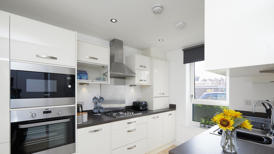 3 Bedroom Large House - Train Station