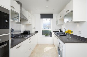 Deluxe House, 3 Bedrooms, Kitchen, City View | Private kitchen | Full-size fridge, microwave, oven, stovetop