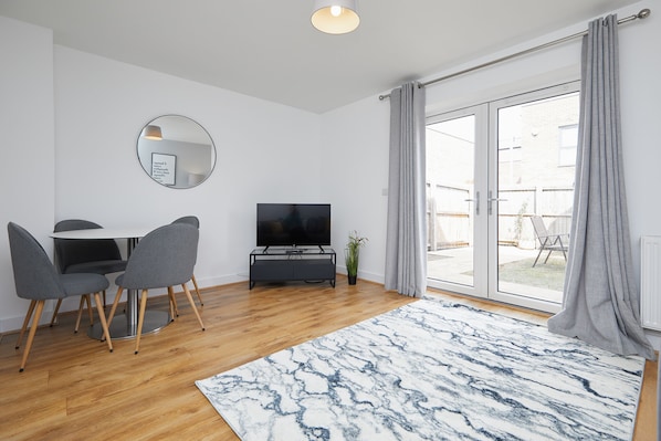 Deluxe huis, 3 slaapkamers, keuken, uitzicht op de stad | Dineerruimte