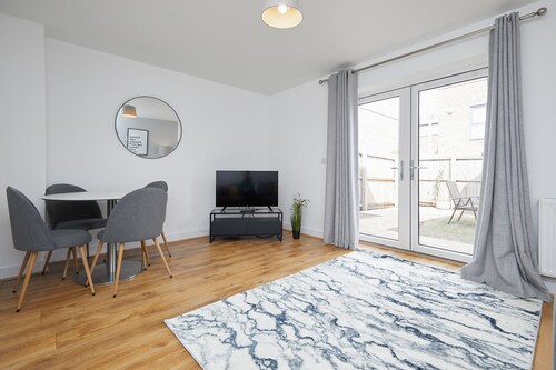 3 Bedroom Large House - Train Station