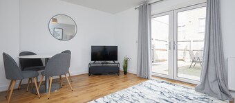 3 Bedroom Large House - Train Station