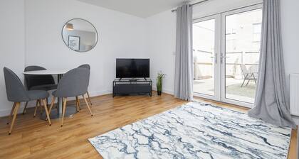 3 Bedroom Large House - Train Station