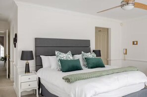 Quarto casal ou duplo superluxo, varanda, vista para o jardim | 1 quarto, quartos à prova de som, ferros/tábuas de passar roupa