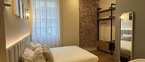 Chambre luxueuse double | Rideaux dâobscurcissement, fer et planche Ă repasser