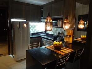 Fridge, microwave, stovetop, toaster - Hilltop bungalow near the beach - Maceió (Maceió)
