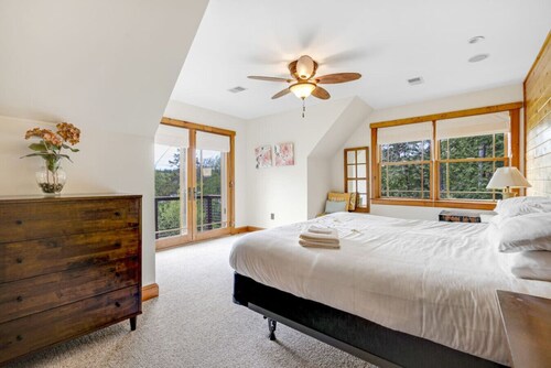 Luxe 5 bd Home Near Lake Winnipesaukee