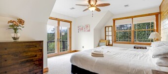 Luxe 5 bd Home Near Lake Winnipesaukee