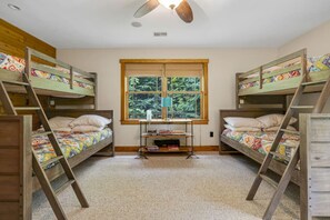 5 bedrooms, desk, WiFi, bed sheets
