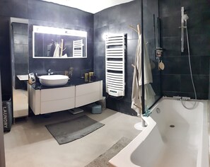 Dusche, Haartrockner, Handtücher, Toilettenpapier