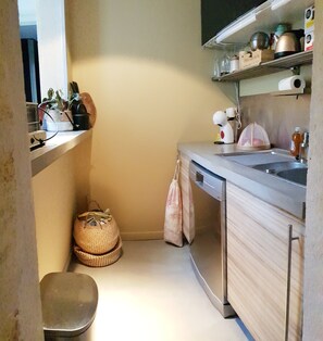 Fridge, microwave, oven, stovetop - PATIO private. QUIET ground floor, in the CENTER of Bordeaux. Elegant decoration (Bordeaux)