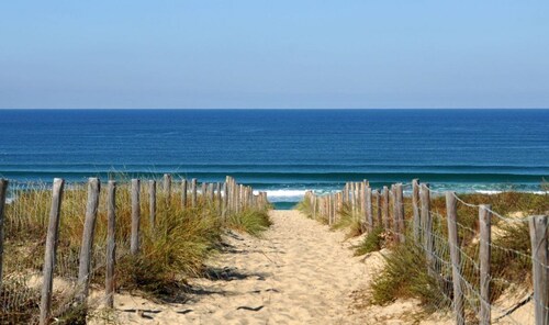 PATIO private. QUIET ground floor, in the CENTER of Bordeaux. Elegant decoration