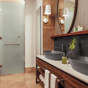 吹风机、毛巾、肥皂、卫生纸