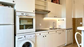 Kühlschrank, Mikrowelle, Ofen, Geschirrspüler