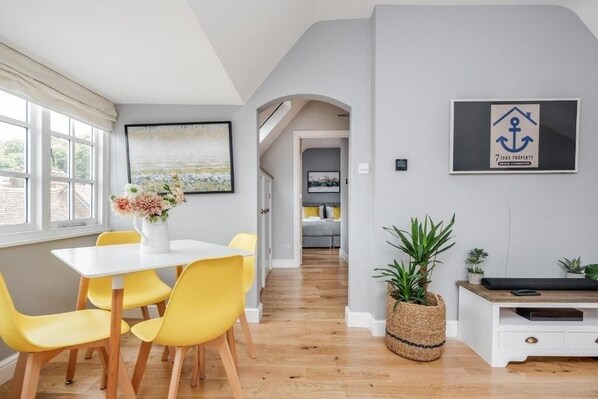 Dining - Gem Of Central Winchester - Sleeps 4 (Winchester)