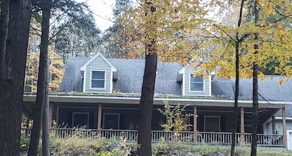 Enchanting apartment with WiFi in charming Jefferson