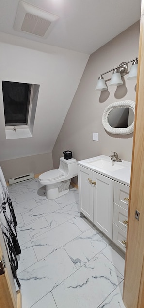 Toalhas de banho, sabonete, papel higiênico 
