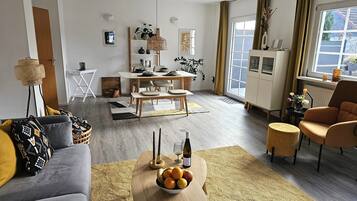 TV connectée, livres, chaîne hi-fi