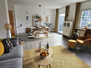 Smart TV, books, stereo