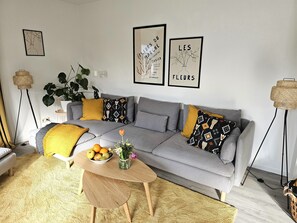 Smart-TV, Bücher, Stereoanlage