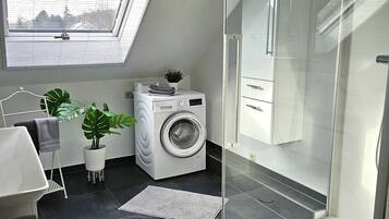 Dusche, Haartrockner, Handtücher, Seife