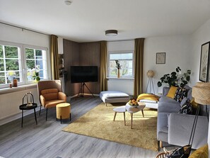 Smart-TV, Bücher, Stereoanlage